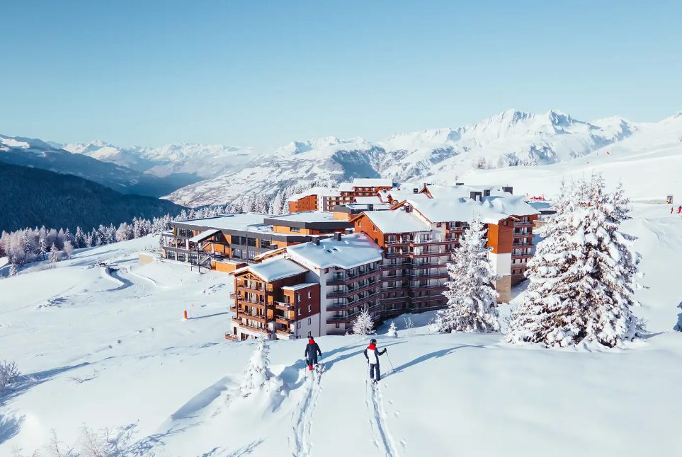 A really good choice for families and beginner skiers looking for wide and cruisy ski runs straight from the boot room door...